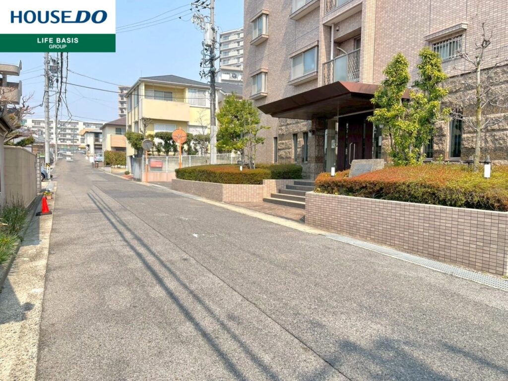 ロイヤルシャトー緑ヶ丘_前面道路を含む現地写真2